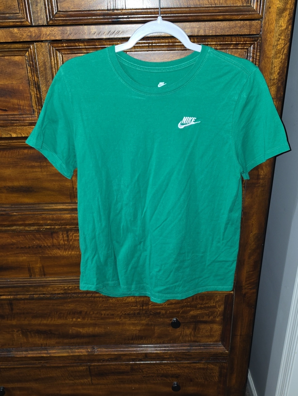 NIKE- The NIKE tee!! Sz Medium, Green And White!